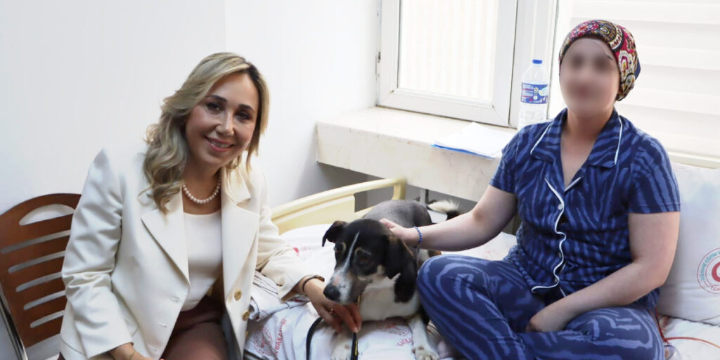AK Parti’li Vekilden Şok Ziyaret: Kanser Hastalarına Köpekle Gitti